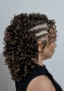 penteado para casamento cabelo curto cacheado com tranças 