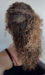 penteado para casamento cabelo curto cacheado