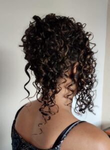 penteado para casamento cabelo curto cacheado