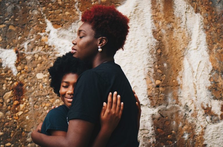 afetividade negra - pensando o amor e a emoção a partir de Bell Hooks - mãe e filha se abraçando