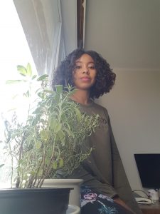 Esperando o cabelo secar naturalmente na Bélgica