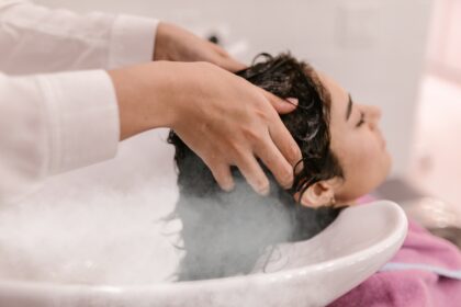 vapor de ozonio, imagem ilustrativa com mulher lavando os cabelos em salão de beleza