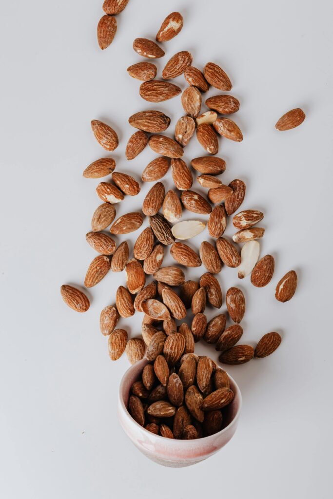 óleos para cabelo cacheado: óleo vegetal de amêndoa doce é emoliente e cicatrizante