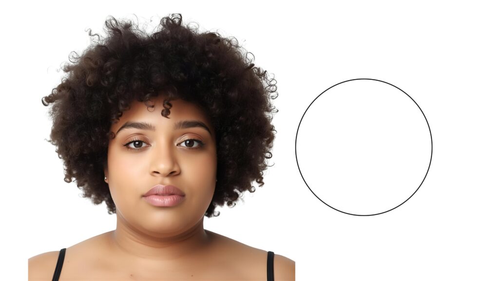 Corte visagista em cabelos cacheados: exemplo de rosto redondo, mulher com cabelo crespo e rosto arredondado