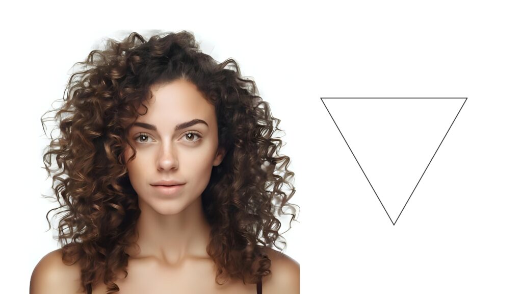 Corte visagista em cabelos cacheados: exemplo de rosto triângulo invertido, mulher com cabelo cacheado e rosto triangular