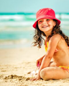 Proteção para crianças de cabelo cacheado na praia 