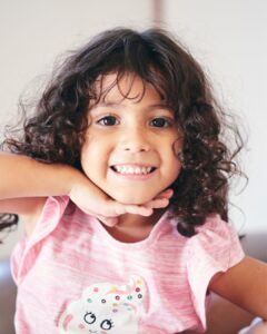 Quando parar de usar shampoo infantil. Dicas para cabelo cacheado de criança